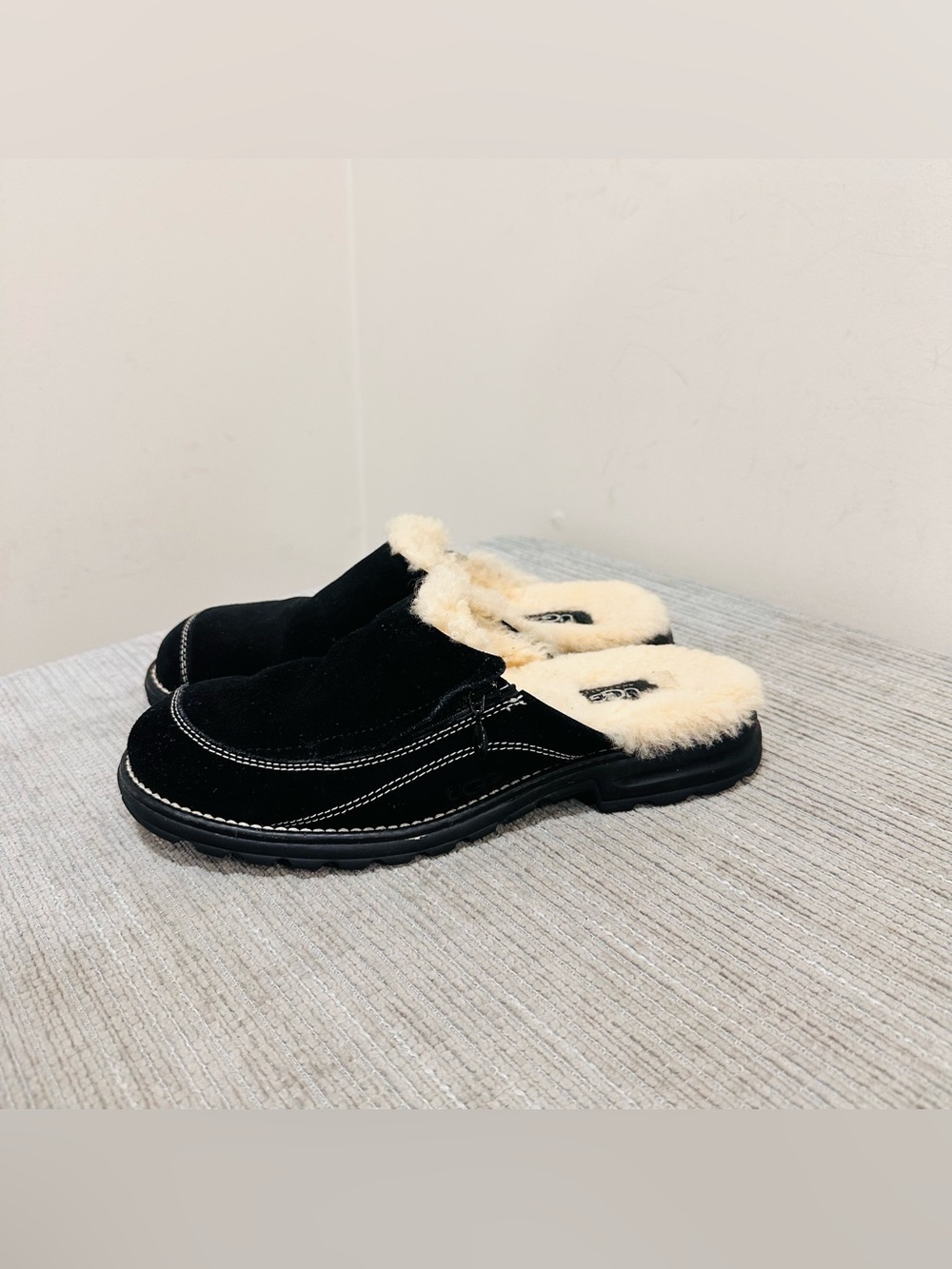 UGG Australia 5457 Black Suede Fur Lined Winter Slippers Mules Clogs Clog Sz 7